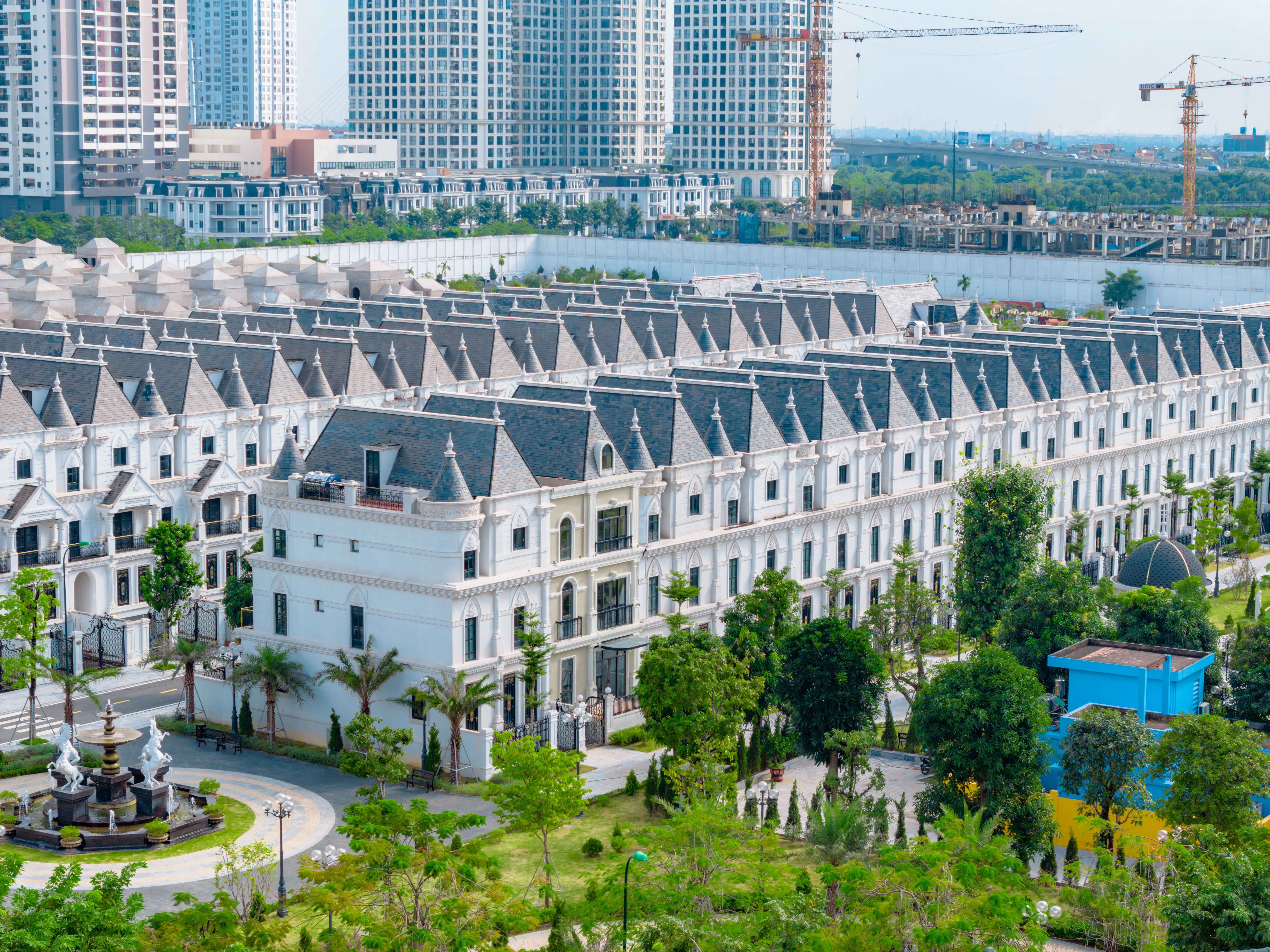 Cho thuê liền kề căn góc GIA22 by KITA Ciputra nội thất cao cấp - DT: 239m2 x 3 tầng 1 tum sân rộng